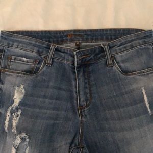 Kut from the Kloth distressed straight leg size 8